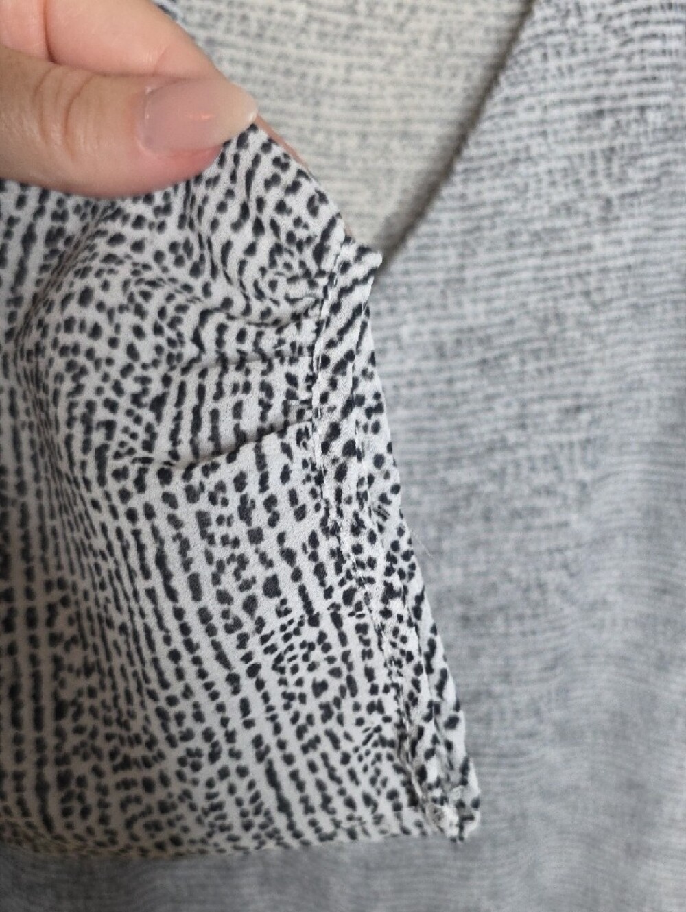 H&M Black White Patterned V-Neck Button Down Blouse 3/4 Sleeve Size 2 Workwear - Picture 7 of 10